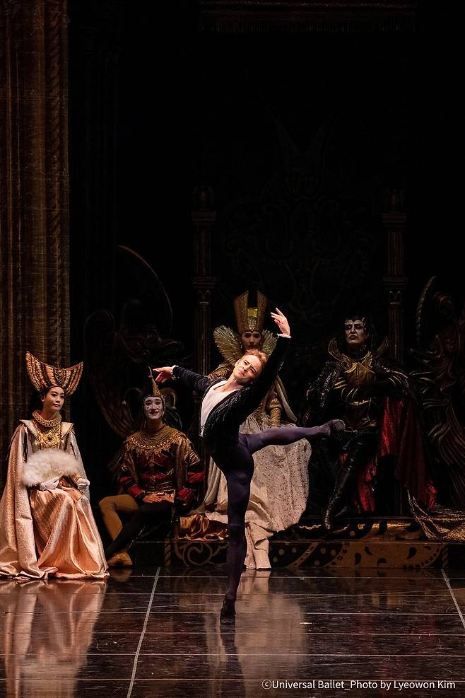 예술의전당과 유니버설발레단의 ‘백조의 호수’에 왕자 역을 맡은 다닐 심킨 [유니버설발레단 제공]