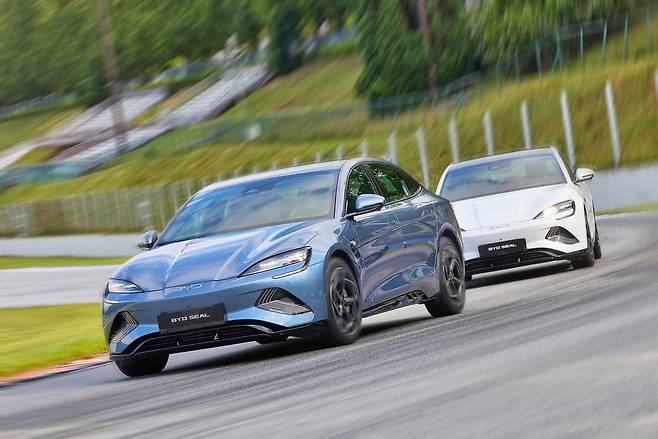 BYD 스포츠 중형 세단 ‘씰’이 서킷을 달리고 있다. [BYD 코리아 제공]