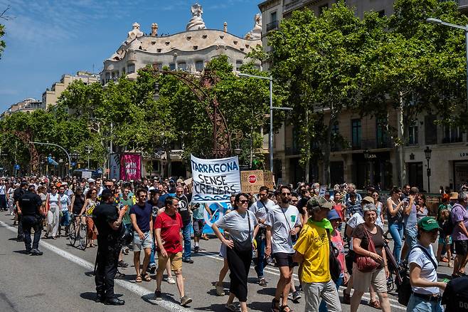지난 6월 스페인 바르셀로나에서 주민들이 관광객 반대  시위를 벌이고 있다. [게티이미지]