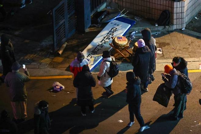 지난 1월 19일 오전 서울 마포구 서울서부지방법원 후문에서 윤 대통령 지지자들이 부순 현판이 놓여있다. [연합]