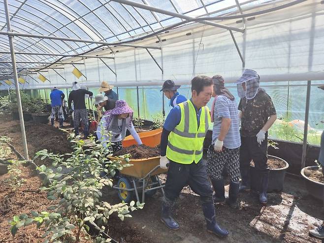 정청래 더불어민주당 당 대표 후보가 22일 전남 나주시 다시면 신광리에 위치한 블루베리 농장에서 수해 복구 작업을 진행하고 있다. (사진=남정현 기자) *재판매 및 DB 금지
