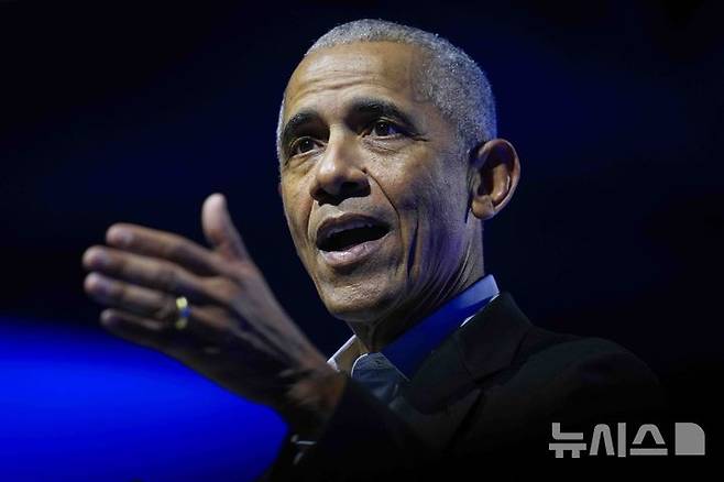 [시카고=AP/뉴시스] 22일(현지 시간) CNBC, 워싱턴포스트에 따르면 패트릭 로든부시 오바마 대변인은 성명을 통해 "우리는 백악관에서 끊임없이 쏟아지는 터무니없는 주장과 허위 정보에 대해 보통 대응하지 않지만, 이번 '기괴하고 터무니없는' 주장은 예외적으로 대응할 가치가 있다"고 밝혔다. 사진은 버락 오바마 전 미국 대통령. 2025.07.23.