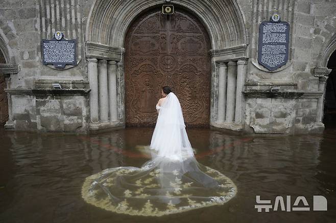 [말로로스=AP/뉴시스]    Le 22 (heure locale), la mariée attend le mariage tenu dans l'église de Maloros Barasoin à Bulacan, aux Philippines. 2025.07.23.