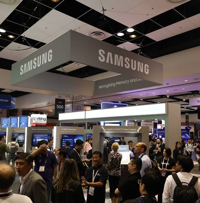 [서울=뉴시스]23일 업계에 따르면 내달 5~7일(현지 시각) 미국 캘리포니아주 산타클라라 컨벤션센터에서 열리는 FMS 2025에 삼성전자, SK하이닉스, 파두 등이 참가한다. 사진은 지난해 참가한 삼성전자의 전시장 모습. (사진=삼성반도체 SNS 캡쳐) photo@newsis.com *재판매 및 DB 금지