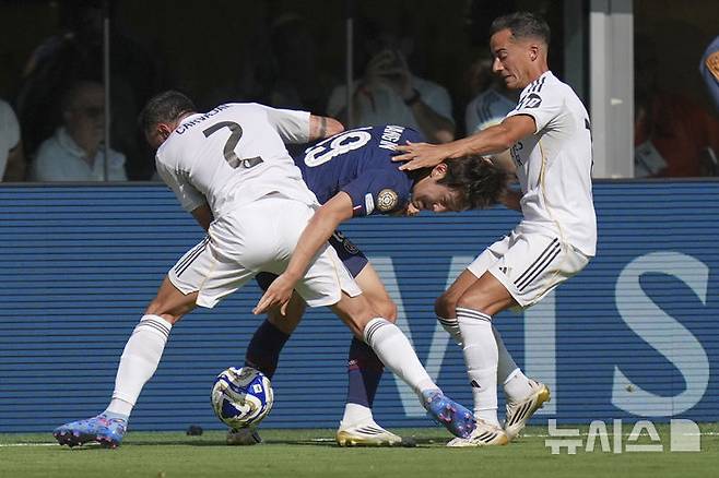 [이스트 러더퍼드=AP/뉴시스] 파리 생제르맹(PSG, 프랑스)의 이강인(가운데)이 9일(현지 시간) 미 뉴저지주 이스트 러더퍼드 메트라이프 스타디움에서 열린 2025 국제축구연맹(FIFA) 클럽 월드컵 준결승에서 레알 마드리드(스페인)와 경기 중 공을 다투고 있다. 이강인은 후반 35분 교체 투입돼 팀 4번째 골에 기여했고 PSG는 4-0으로 승리하며 결승에 올라 첼시(잉글랜드)와 우승을 다투게 됐다. 2025.07.10.