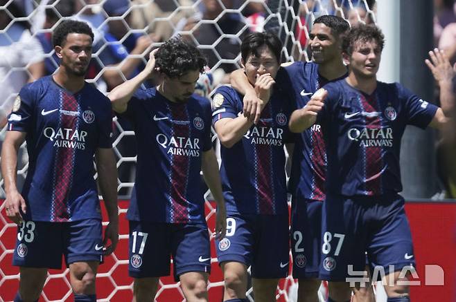 [패서디나=AP/뉴시스] 파리 생제르맹(OSG, 프랑스)의 이강인(가운데)이 15일(현지 시간) 미 캘리포니아주 패서디나 로즈볼 스타디움에서 열린 2025 국제축구연맹(FIFA) 클럽 월드컵 B조 조별리그 1차전 아틀레티코 마드리드(스페인)와의 경기 후반 추가시간 페널티킥으로 팀 4번째 골을 넣고 동료들과 기쁨을 나누고 있다. 이강인은 스페인 최고 골키퍼 얀 오블락을 상대로 PK를 성공했으며 PSG는 4-0 완승을 기록했다. 2025.06.16.