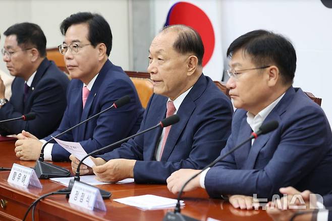 [서울=뉴시스] 조성봉 기자 = 황우여 국민의힘 선거관리위원회 위원장이 14일 서울 여의도 국회에서 열린 당 대표 및 최고위원 선출 선거관리위원회 위촉장 수여식에서 발언하고 있다.(사진=국민의힘 제공) 2025.07.14. photo@newsis.com