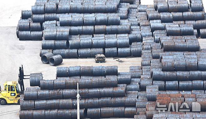 [평택=뉴시스] 김종택 기자 = 지난 7일 경기 평택시 포승읍 평택항 야적장에 철강제품이 쌓여있는 모습. 2025.07.07. jtk@newsis.com