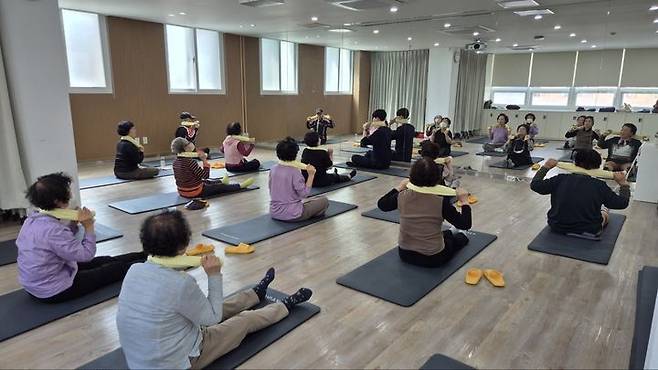 [서울=뉴시스] 금천구, 어르신 건강 놀이터 ‘건강장수학교’. 2025.07.13. (사진=금천구 제공) *재판매 및 DB 금지