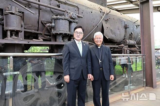 [파주=뉴시스] 국회사진기자단= 유흥식 추기경과 우원식 국회의장이 23일 경기 파주 임진각 평화누리공원  장단역 증기기관차 앞에서 기념촬영을 하고 있다.  2025.07.23. photo@newsis.com