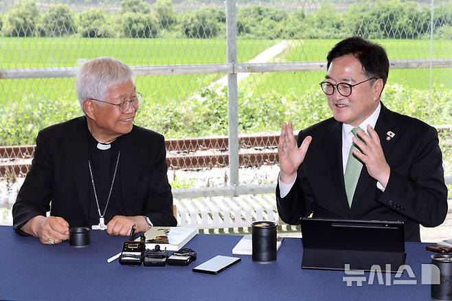 [파주=뉴시스] 국회사진기자단= 유흥식 추기경과 우원식 국회의장이 23일 경기도 파주 임진각 평화누리공원 한 카페에서 대담을 하고 있다. 2025.07.23. photo@newsis.com