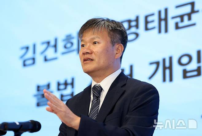 [서울=뉴시스] 조성우 기자 = 김건희 여사 의혹을 수사하는 민중기 특별검사팀의 문홍주 특검보가 지난 7일 서울 종로구 KT광화문빌딩 웨스트에 마련된 사무실에서 정례 브리핑을 마친 뒤 취재진 질문에 답하고 있다.  2025.07.23. xconfind@newsis.com