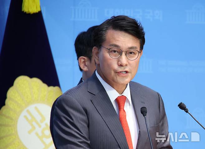 [서울=뉴시스] 김금보 기자 = 윤상현 국민의힘 의원이 21일 서울 여의도 국회 소통관에서 '이재명 정부 소비쿠폰, 현금살포 정책 반대 및 극복 방안 기자회견'을 열고 발언을 하고 있다. 2025.07.21. kgb@newsis.com