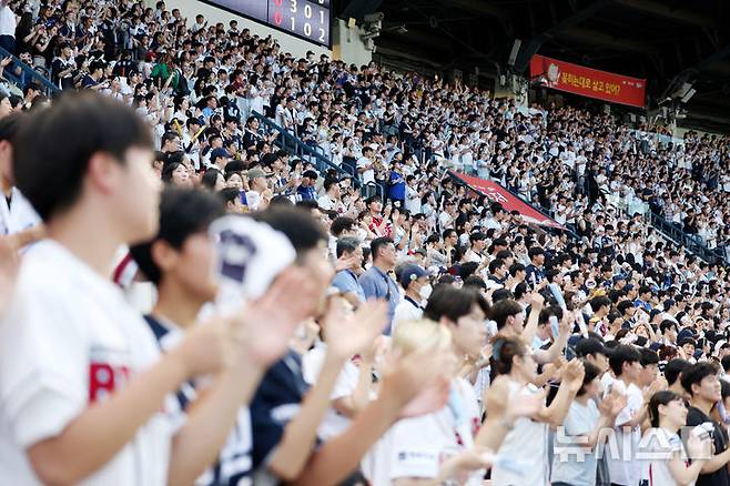 [서울=뉴시스] 김진아 기자 = 2일 서울 송파구 잠실야구장에서 열린 2025 KBO리그 삼성 라이온즈와 두산 베어스의 경기, 팬들이 응원을 하고 있다. 2025.07.02. bluesoda@newsis.com
