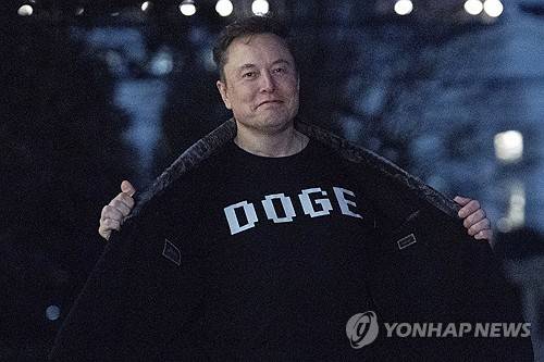 지난 3월 백악관에서 'DOGE' 티셔츠 보여주는 일론 머스크 [AP 연합뉴스 자료사진. 재판매 및 DB 금지]