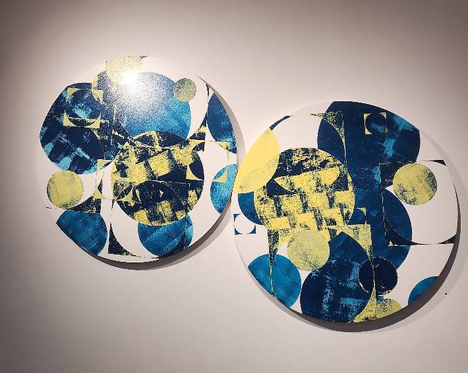 김지훈, 'Dancingline_Moonlight Series250516'(왼쪽)과 'Dancingline_Moonlight Series250517', 캔버스 위에 수성 페인트, e 90cm(2025). 곽인숙 기자