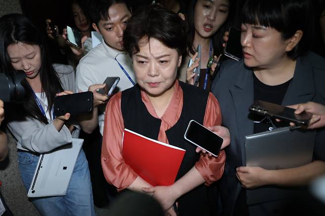 비대위회의 마치고 나오는 윤희숙 혁신위원장     (서울=연합뉴스) 김주성 기자 = 국민의힘 윤희숙 혁신위원장이 17일 서울 여의도 국회에서 열린 비상대책위원회의에 참석한 뒤 나와 취재진의 질문을 받고 있다. 윤 혁신위원장은 전날 나경원·윤상현·장동혁 의원과 송언석 비상대책위원장 겸 원내대표에게 거취 결정을 요구하는 인적쇄신안을 발표했다. 2025.7.17     utzza@yna.co.kr (끝)   <저작권자(c) 연합뉴스, 무단 전재-재배포, AI 학습 및 활용 금지> 연합뉴스