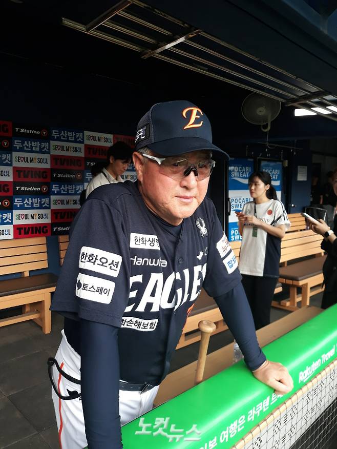 한화 김경문 감독이 23일 두산과 원정을 앞두고 취재진과 인터뷰를 마친 뒤 선수들의 훈련을 지켜보고 있다. 노컷뉴스