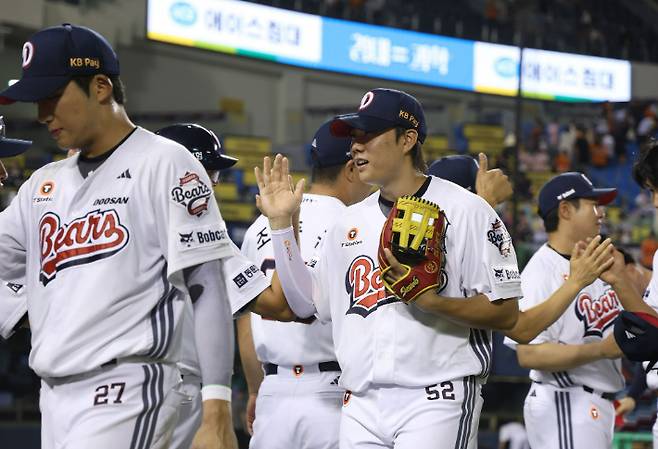 두산 박준순이 23일 한화와 홈 경기에서 승리한 뒤 선배들과 하이파이브를 하고 있다. 두산