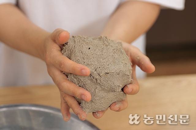 최 대표가 메밀 반죽으로 빵 모양을 잡고 있다. 반죽은 글루텐 함량이 적어 탄력이 부족하다.