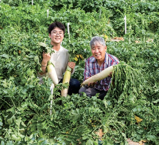 박범준 대표(왼쪽)는 아버지 박한용 씨(62)가 개발한 200여 종의 품종을 제품화하기 위해 종자사업을 시작했다.