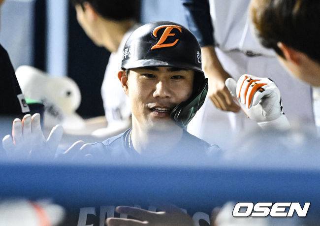 [OSEN=잠실, 조은정 기자]22일 오후 서울 잠실야구장에서 2025 신한 SOL Bank KBO리그 두산 베어스와 한화 이글스의 경기가 열렸다.이날 두산은 잭로그, 한화는 문동주를 선발로 내세웠다.9회초 2사 한화 심우준이 솔로 홈런을 날린 뒤 더그아웃에서 환영을 받고 있다. 2025.07.22 /cej@osen.co.kr