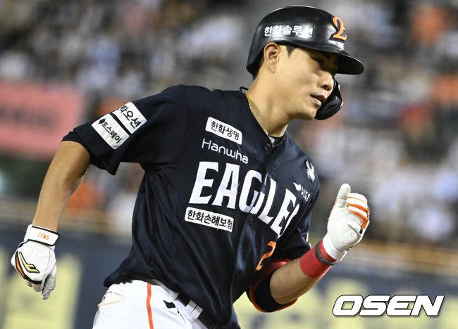 [OSEN=잠실, 조은정 기자]22일 오후 서울 잠실야구장에서 2025 신한 SOL Bank KBO리그 두산 베어스와 한화 이글스의 경기가 열렸다.이날 두산은 잭로그, 한화는 문동주를 선발로 내세웠다.9회초 2사 한화 심우준이 솔로 홈런을 날린 뒤 베이스를 돌고 있다. 2025.07.22 /cej@osen.co.kr