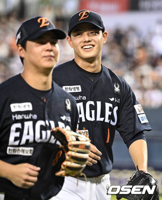 [OSEN=잠실, 조은정 기자]22일 오후 서울 잠실야구장에서 2025 신한 SOL Bank KBO리그 두산 베어스와 한화 이글스의 경기가 열렸다.이날 두산은 잭로그, 한화는 문동주를 선발로 내세웠다.5회말 무실점으로 이닝을 마친 한화 문동주가 더그아웃으로 향하고 있다. 2025.07.22 /cej@osen.co.kr