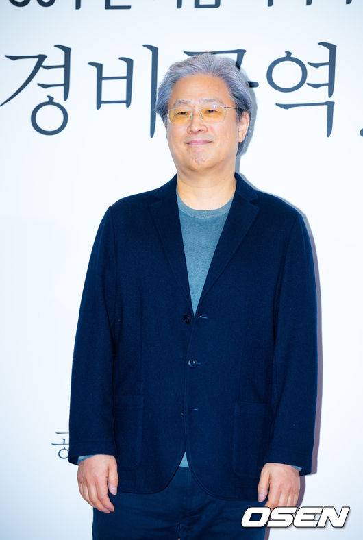 [OSEN=민경훈 기자] 4일 오후 서울 CGV 용산아이파크몰에서 CJ ENM 30주년 기념 비저너리 선정작 홈커밍 GV ‘공동경비구역 JSA’ 포토월 행사가 열렸다.지난 2000년 개봉한 '공동경비구역 JSA'의 박찬욱 감독과 배우 송강호, 이병헌, 이영애, 김태우가 참석해 25년 만에 한자리에 모였다.박찬욱 감독이 무대 위에서 포토타임을 갖고 있다. 2025.02.04 / rumi@osen.co.kr