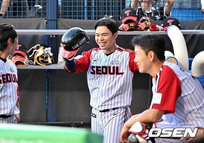 [OSEN=잠실, 민경훈 기자] 20일 오후 서울 잠실구장에서 ‘2025 신한 SOL BANK KBO리그’ LG 트윈스와 롯데 자이언츠의 경기가 열렸다.이날 경기에서 LG는 임찬규를, 롯데는 이민석을 선발투수로 내세웠다. 1회말 1사 LG 문성주가 좌월 동점 솔로포를 때린 후 덕아웃에서 무관심 세리머니를 하며 기뻐하고 있다. 2025.07.20 / rumi@osen.co.kr