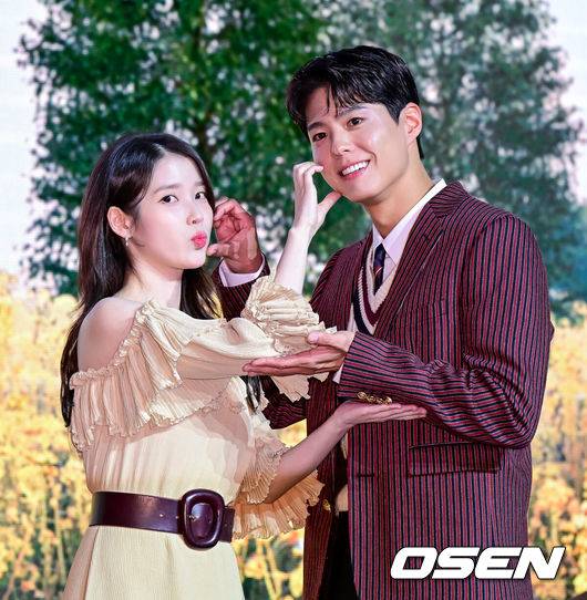 [OSEN=지형준 기자] 5일 오후 서울 영등포구 여의도동 콘래드 서울 호텔에서 넷플릭스 시리즈 '폭싹 속았수다' 제작발표회가 열렸다.‘폭싹 속았수다’는 제주에서 태어난 ‘요망진 반항아’ 애순이(아이유)와 ‘팔불출 무쇠’ 관식이(박보검)의 모험 가득한 일생을 사계절로 풀어낸 넷플릭스 시리즈다. ‘동백꽃 필 무렵’, ‘쌈 마이웨이’ 임상춘 작가와 ‘미생’, ‘시그널’, ‘나의 아저씨’ 김원석 감독이 의기투합했다.배우 아이유, 박보검이 포토타임을 하고 있다. 2025.03.05 /jpnews@osen.co.kr