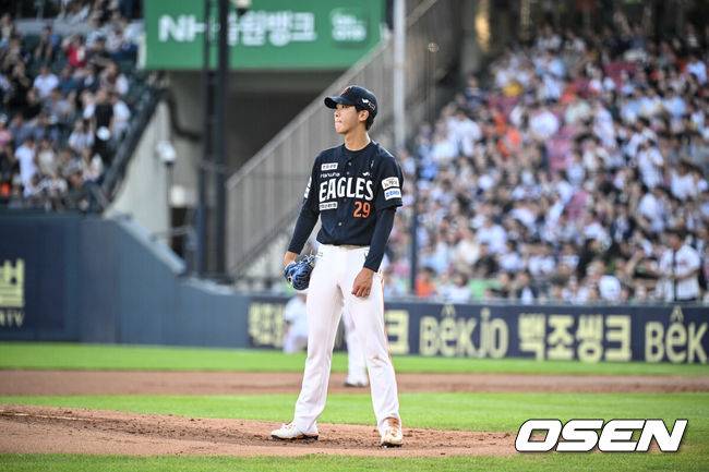 [OSEN=잠실, 조은정 기자]23일 오후 서울 잠실야구장에서 2025 신한 SOL Bank KBO리그 두산 베어스와 한화 이글스의 경기가 열렸다.이날 두산은 최민석, 한화는 황준서를 선발로 내세웠다.1회말 1사 두산 케이브 투런포에 이어 양의지에게 백투백 홈런을 허용한 한화 황준서가 타구를 바라보며 아쉬워하고 있다. 2025.07.23 /cej@osen.co.kr