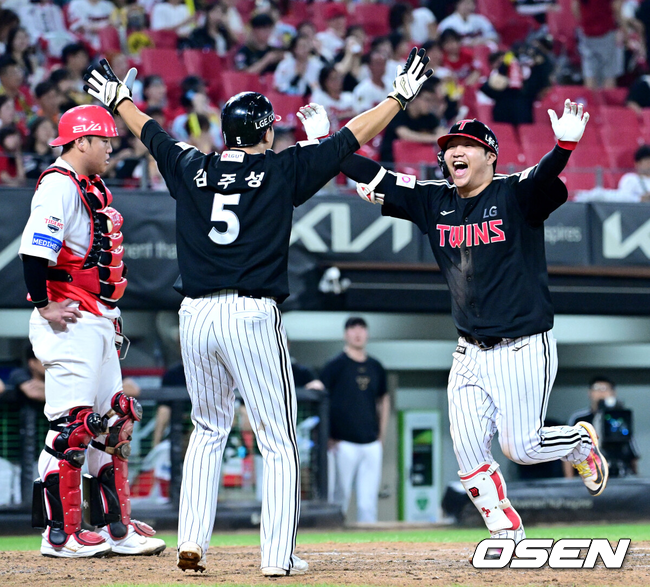 [OSEN=광주, 최규한 기자] 23일 광주-기아 챔피언스필드에서 ‘2025 신한 SOL Bank KBO리그’ KIA 타이거즈와 LG 트윈스의 경기가 열렸다.홈팀 KIA는 김도현, 방문팀 LG는 요니 치리노스를 선발로 내세웠다.연장 10회초 무사 1루 상황 LG 문보경이 다시 앞서가는 좌월 투런포를 날리고 홈을 밟으며 김주성과 기뻐하고 있다. 2025.07.23 / dreamer@osen.co.kr