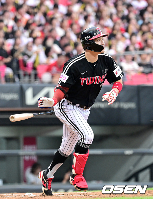 [OSEN=광주, 최규한 기자] 23일 광주-기아 챔피언스필드에서 ‘2025 신한 SOL Bank KBO리그’ KIA 타이거즈와 LG 트윈스의 경기가 열렸다.홈팀 KIA는 김도현, 방문팀 LG는 요니 치리노스를 선발로 내세웠다.4회초 무사 선두타자로 나선 LG 박해민이 선제 우월 솔로포를 날리고 타구를 바라보고 있다. 2025.07.23 / dreamer@osen.co.kr