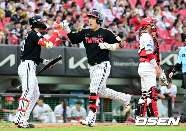 [OSEN=광주, 최규한 기자] 23일 광주-기아 챔피언스필드에서 ‘2025 신한 SOL Bank KBO리그’ KIA 타이거즈와 LG 트윈스의 경기가 열렸다.홈팀 KIA는 김도현, 방문팀 LG는 요니 치리노스를 선발로 내세웠다.5회초 무사 선두타자로 나선 LG 박동원이 달아나는 좌월 솔로포를 날리고 홈을 밟은 뒤 천성호와 인사를 나누고 있다. 2025.07.23 / dreamer@osen.co.kr