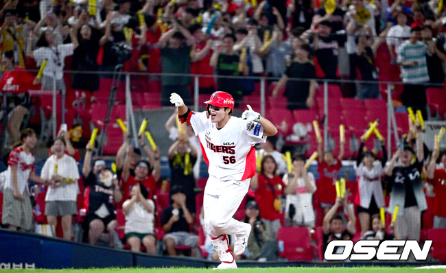 [OSEN=광주, 최규한 기자] 23일 광주-기아 챔피언스필드에서 ‘2025 신한 SOL Bank KBO리그’ KIA 타이거즈와 LG 트윈스의 경기가 열렸다.홈팀 KIA는 김도현, 방문팀 LG는 요니 치리노스를 선발로 내세웠다.7회말 2사 1, 3루 상황 KIA 오선우가 동점 우월 스리런포를 날리고 그라운드를 돌며 기뻐하고 있다. 2025.07.23 / dreamer@osen.co.kr
