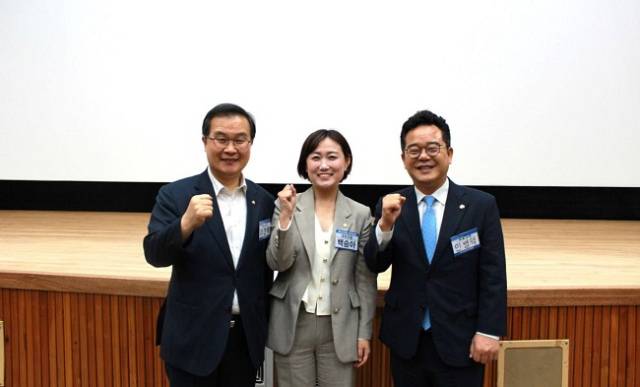 ▲이건태 의원(왼쪽), 민병덕 의원(오른쪽), 백승아 의원이 '2025 우리동네 민주학교' 네 번째 강연 현장에서 기념촬영을 하고 있다. ⓒ이건태 의원실