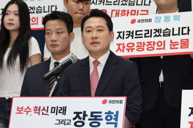 ▲국민의힘 장동혁 의원이 23일 서울 여의도 국회박물관에서 당 대표 출마를 선언한 후 취재진 질문에 답하고 있다. ⓒ연합뉴스