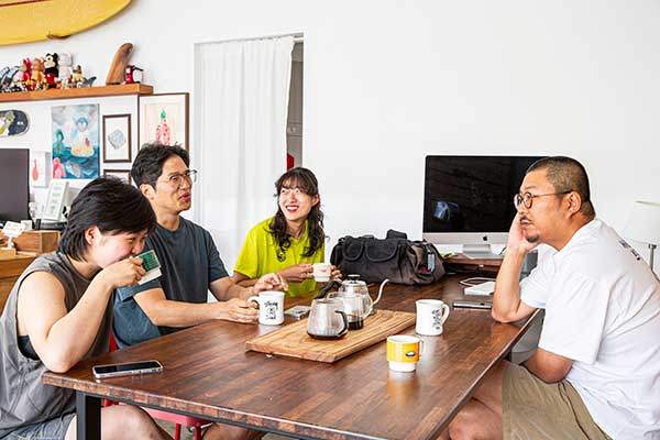 "커피 한 잔 하실래요?" 간단한 아침식사를 하며 대화를 나눈다. 아침 시간은 허 대표가 만든 손님들과 소통하는 시간이다.