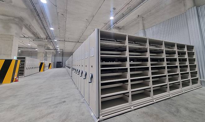 23일 경기 고양 덕양구의 한 물류센터 건물 4층 임시서고에&nbsp;입양기록물 보관을 위한 모빌랙이 길게 늘어서 있다. 올해 8개 입양기관 등에서 보유한 26만권 이상의 기록물이 이곳으로 이관돼 아동권리보장원이 관리할&nbsp;계획이다. 고양=장한서 기자