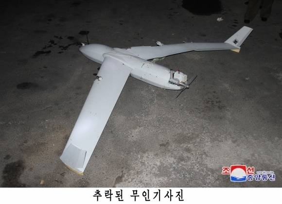 북한이 평양에서 한국군에서 운용하는 드론과 동일 기종의 무인기 잔해를 발견했다고 주장하며 관련 사진을 공개했다. 북한 국방성 대변인은 19일 조선중앙통신을 통해 “한국군부깡패들의 중대주권침해도발사건이 결정적 물증의 확보와 그에 대한 객관적이며 과학적인 수사를 통해 명백히 확증되였다”고 발표했다. 2024.10.19.  조선중앙통신 연합뉴스