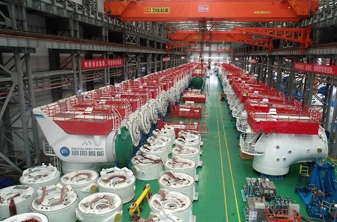 중국 광둥성 양장시 그린에너지시범사업단지 내에 입주한 중국 풍력터빈 제조업체 밍양 공장. 수십개의 풍력발전기 터빈이 공장 내에 펼쳐져 있다. 이 공장은 중국 ﻿칭저우 해상풍력발전단지의 발전기 및 자재 공급을 책임지고 있다. 밍양 제공