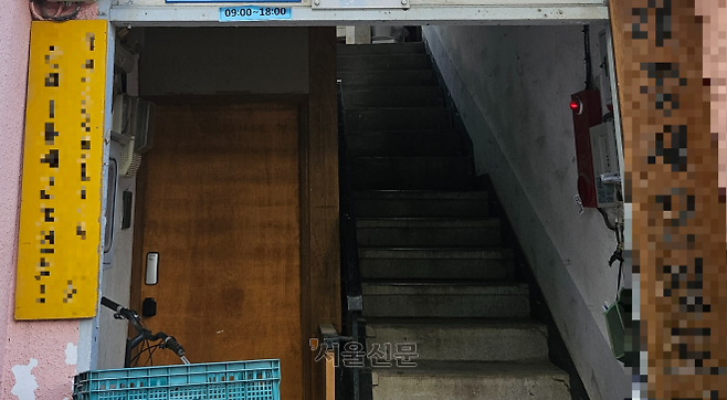 무더위 쉼터로 지정된 한 경로당은 평일 낮 시간만 운영되고 골목길 안쪽에 있는 등 접근성이 좋지 않아 어르신 서너 명만 이용하고 있었다.  유규상 기자