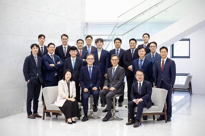 법무법인 세종의 형사그룹 소속 변호사들이 서울 종로구 청진동 회사 본관에서 기념촬영을 하고 있다. (앞줄 왼쪽부터) 손정현 변호사, 문무일 대표변호사, 장영수 변호사, 이정환 변호사. (두 번째 줄 왼쪽부터) 박형건 변호사, 김태승 변호사, 신호철 변호사, 이재훈 변호사, 진현일 변호사. (세 번째 줄 왼쪽부터) 유재신 변호사, 이지홍 변호사, 박진원 변호사, 정광병 변호사, 조주연 변호사, 홍석기 변호사, 김민형 변호사, 이재경 변호사, 조대호 변호사. 세종 제공