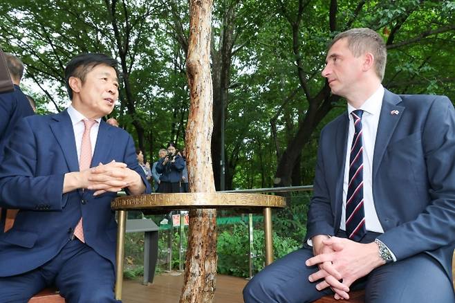 전성수(왼쪽) 서울 서초구청장과 루카시 블체크 체코 산업통상부 장관이 양재천 ‘하벨 벤치’에 앉아 대화를 나누고 있다. 서초구 제공