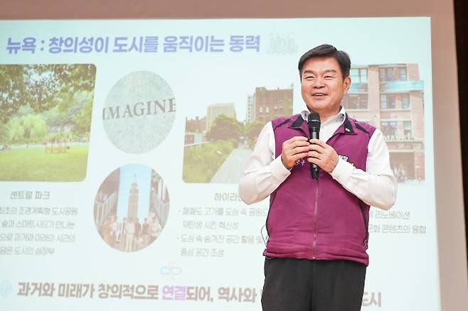 이필형 서울 동대문구청장이 지난 18일 구청에서 열린 공무국외출장 성과공유회에서 발언하고 있다. 동대문구 제공