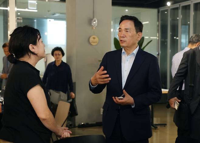 지난 17일 서울 강남구 코엑스 스타트업브랜치에서 열린 ‘주민과 함께 꿈꾸는 강남의 미래’ 정책토론회에서 조성명(오른쪽) 강남구청장이 한 주민과 이야기하고 있다. 강남구 제공