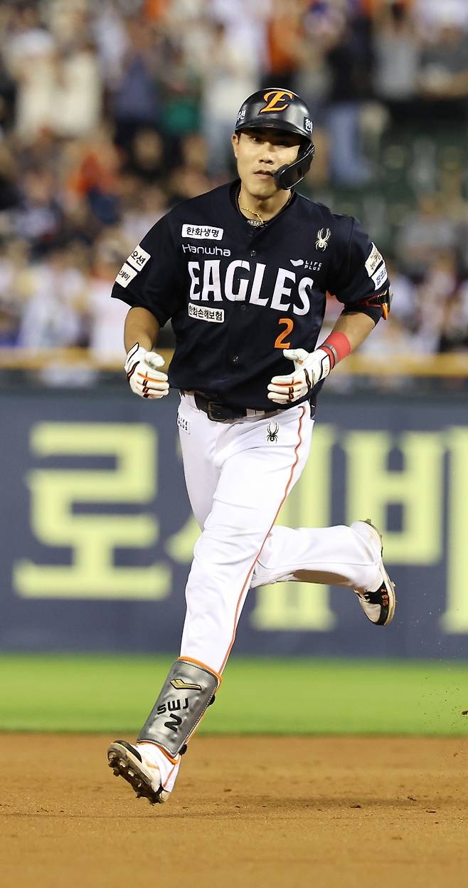 22일 서울 잠실야구장에서 열린 두산 베어스와의 경기에서 9회 2-0으로 달아나는 홈런을 퍼 올린 심우준. 연합뉴스