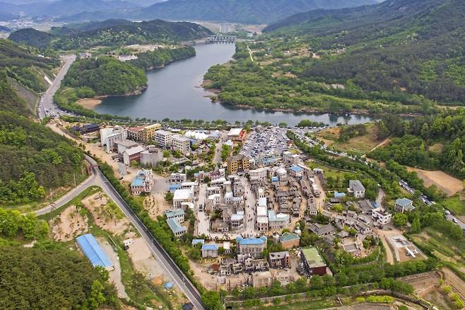 합천군 관광 랜드마크인 합천영상테마파크 전경. 군은 이곳을 확장해 대한민국 영화 촬영 1번지 명성을 이어 갈 방침이다. 합천군 제공