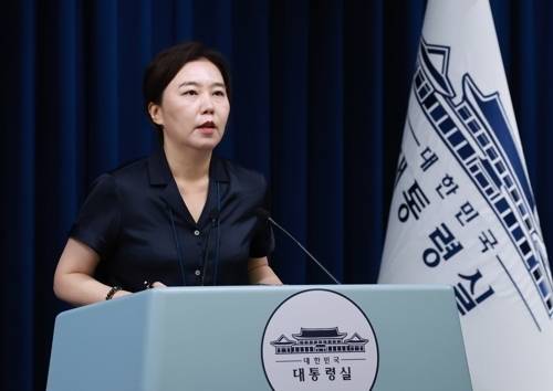 강유정 대통령실 대변인이 22일 서울 용산 대통령실 청사에서 인사 관련 브리핑을 하고 있다. 연합뉴스